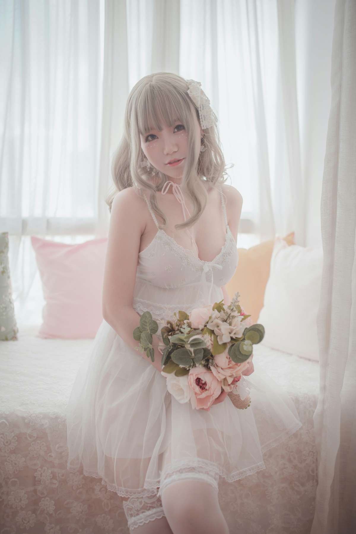 性感人气COSER Yoko宅夏Cos – 白色丝质连衣裙